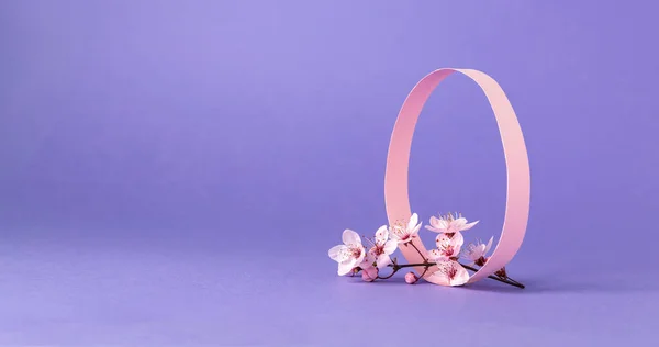 コピースペースと紫色の背景に紙と春の花の装飾で作られた卵の形を持つ最小限のイースターデザインのアイデア 美しいクリエイティブホリデーグリーティングカード ストック画像