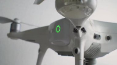 Drone ışıkları yakıyor. Beyaz arka plan. Quadcopter hava aracı ışıkları yanıp sönüyor. Beyaz arkaplan hafif batarya pervaneleri.