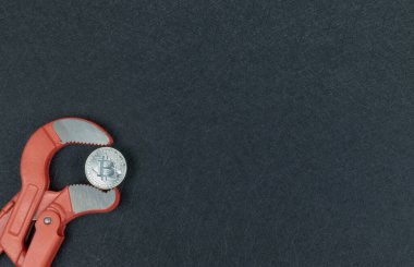 Boru anahtarının ağzında Bitcoin SILVER. Kripto para birimleri değer kaybediyor. Para birimleri değer kaybediyor. Gümüş bitcoin enflasyon basıncı. Kavram sembolü. Zorlu ekonomi.