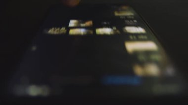 Adam cep telefonuna bak ve galeriye bak. Kapatın. Geceleri rahat yetişkin erkek cep telefonu uygulaması tarama uygulaması. Hipster online parmak dokunuşu. Kapalı alanda cep telefonu sörfü. Mobilephone 'de yaşam modern hızlı yaşam arayışı.