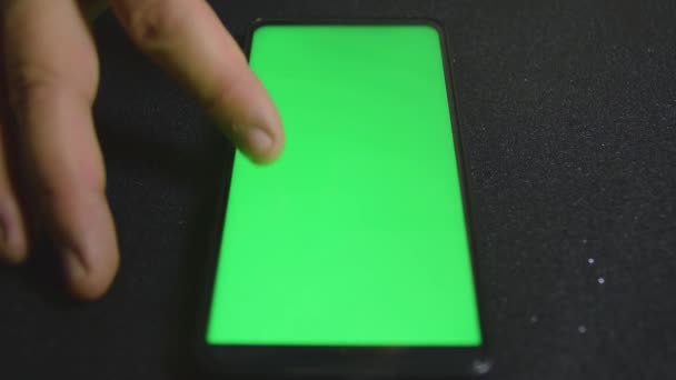 Man Hand Bläddrar Genom Mobiltelefon Grön Skärmmobiltelefon Natten Hipster Online — Stockvideo