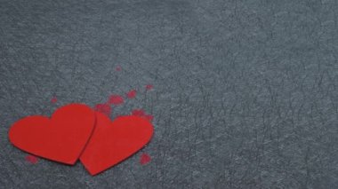 Sevgililer günü siyah arka planda kırmızı kalpler. Arkasında daha fazla kalp beliriyor. Güzel bir Sevgililer Günü kartı, sadece önemli aşk mesajınızı ekleyin. Sevgililer Günün kutlu olsun.!