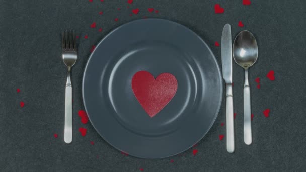 Rotes Herz Auf Grauem Teller Schwarzer Hintergrund Valentine Love Karten — Stockvideo