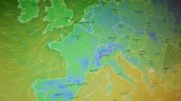 温度和风向图欧洲拍摄的电脑屏幕 移动相机拍摄的电脑屏幕 气象卫星图像图 各大洲气象观测国家 — 图库视频影像