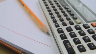 Not defterinde eski bir cep bilgisayarı veri bankası ve kalem var. Yanında kurşun grafit keskinleştirilmiş kalem olan bir not defterindeki eski cep bilgisayarı veri bankası. 80 'lerin bilimsel portatif retro' sunda çalışıyorum. Güzel kopyalama alanı.
