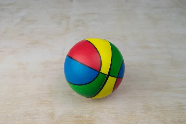 Beyaz tahta bir yüzey kauçuk top üzerinde oyuncak basketbol topu. Beyaz tahta üzerinde bir oyuncak. Tahıl görünür. Bir sürü kopya alanı var. Klasik görünüm.