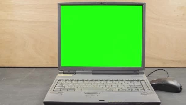 Lap Top Computer Groen Scherm Klaar Voor Keying Camera Dolly — Stockvideo