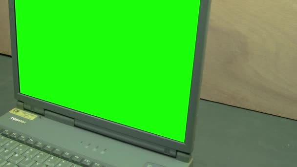 Computador Portátil Teclado Tela Verde Pronto Para Chave Camera Dolly — Vídeo de Stock