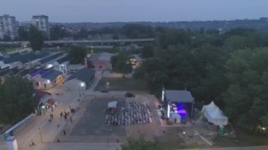 Festival konseri başlamak üzere. Eski sanayi bölgesinin insansız hava aracı görüntüsü kasabayı ortaya çıkardı. İnsansız hava aracı, seçkin bir bölge üzerinde uçarken kültürel konaklama bloğu müzik festivali seyircilerini bir araya getirdi.