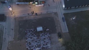 Seçkin bir sanayi festivalinde Alacakaranlık Konseri. Hava aracı atışı. Seçkin eski sanayi bölgesinde bir kültür festivalinin insansız hava aracı çekimi. Güzel ışıklar, yürüyen insanlar..