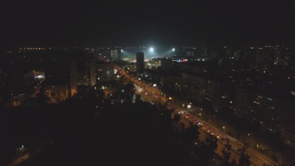 Vuelo Sobre Una Ciudad Noche Ilumina Coches Disparo Aéreo Con — Vídeo de stock