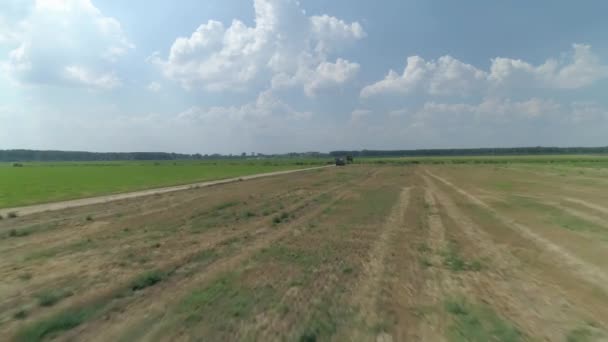 Tracteur Pulvérisation Réservoir Machine Agricole Dans Champ Culture Drone Aérien — Video