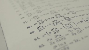 İfadeler matematiksel formüller eski kağıt integral baskısı üzerinde denklemler formüle eder. Matematiksel denklemler eski kağıt fotoğraf makinesine basılmış formüller. Çalışıyorum.