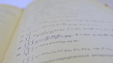 Kağıt integrali üzerinde matematiksel formüller formüle edilir. Matematiksel denklemler eski kağıt fotoğraf makinesine basılmış formüller. Çalışıyorum.