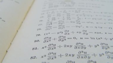 Eski kağıt matematiksel formüller kağıt integral matematik pratik ifadesi üzerinde denklemler formüle eder. Matematiksel denklemler eski kağıt fotoğraf makinesine basılmış formüller. Çalışıyorum.