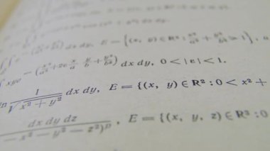 Kağıt integral kitabındaki formüller formüller. Matematiksel denklemler eski kağıt fotoğraf makinesine basılmış formüller. Çalışıyorum.
