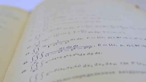 Kağıt Integrali Üzerinde Matematiksel Formüller Formüle Edilir Matematiksel Denklemler Eski — Stok video