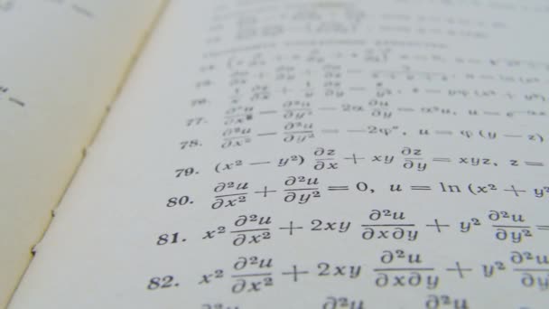 古い論文数式方程式は 紙積分数式の式に等しい 数学方程式は 古い紙のカメラスライドに印刷された数式をタスクします — ストック動画