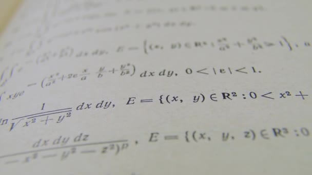 数学式方程式は 紙の積分ブックに書かれています 数学方程式は 古い紙のカメラスライドに印刷された数式をタスクします — ストック動画