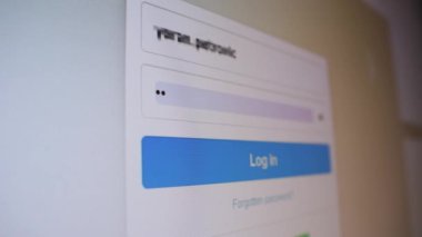 Görünür bir parola sosyal ağ ya da e-posta ekranı piksellerinin parola vuruşunu imzalayan sosyal ağ günlüğü. Bilgisayar ekranının görüntüsü, kamera hareket ediyor, pikseller görünüyor. Şifre gizlenmiş kullanıcı adı bulanıklaştırıldı. Hesap tipi bul.