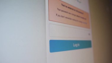 Görünür bir parola sosyal ağ ya da e-posta ekranı piksellerinin parola vuruşunu imzalayan sosyal ağ günlüğü. Bilgisayar ekranının görüntüsü, kamera hareket ediyor, pikseller görünüyor. Şifre gizlenmiş kullanıcı adı bulanıklaştırıldı. Hesap tipi bul.