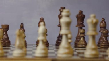 Odaklı satranç tahtasındaki siyah figürler sade ahşap figürler.