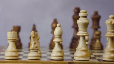  Beyaz figürler satranç tahtası tahta figürleri. Kamera kulesi başlamaya hazır.