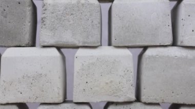 En tepede yapayalnız, yaşlı bir adam, beton blokların tepesinde oturuyor zafer kazanmış bir başarının yalnızlığı beton blokların tepesinde oturan yaşlı bir adam, sağlam dayanak temelinde, hayatın sonunda yapayalnız.