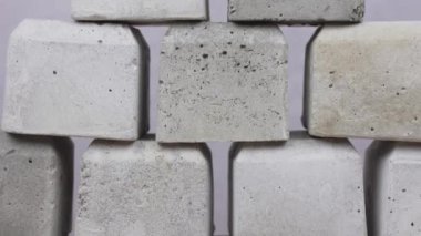 Beton blokların tepesinde gururla ayakta duran bir çift kazandı. Yaşam başarısı beton blokların tepesinde gururla duruyordu. Yaşam başarısı güçlü.