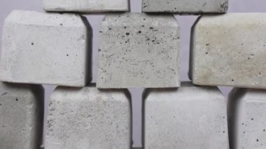 Güç ve Güç Adam beton blokların üzerinde ayakta duruyor. Hayat zarif, şık giyinmiş dünyanın tepesi! Güç ve güç kazanan iş adamı beton blokların üzerinde duruyor. Hayat, zarif ve şık giyimli.
