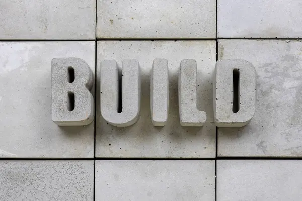 Beton kaplama arka planda beton harflerle kelime oluşturuldu. Güzel kopya alanı
