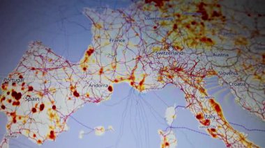Avrupa enerji haritası altyapı kamerası ekran monitörü görüntüsü. Kamera görüntüsü bilgisayar ekranı monitörü pikselleri görünür