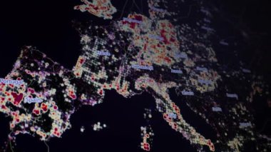 Gece Avrupa enerji altyapı haritası kamera ekran monitörü görüntüsü. Kamera görüntüsü bilgisayar ekranı monitörü pikselleri görünür