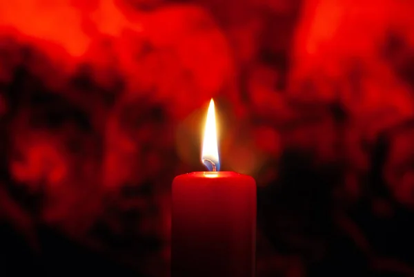 Kırmızı Dumanlı Bir Arka Planda Bir Mum Yanar Çeşitli Törenler — Stok fotoğraf