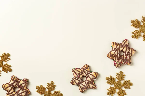 クリスマスのコンセプト クッキーとクリスマスの背景 上からの眺め 創造的なフラットレイアウト コピースペーステンプレート — ストック写真