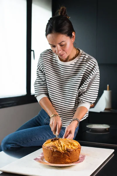 Young Beautiful Woman Cutting Homemade Apple Pie Modern Kitchen — ストック写真