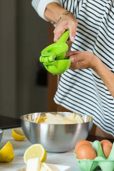 Woman Squeezing Fresh Lemon Juice While Cooking Apple Pie Modern — Stockfoto