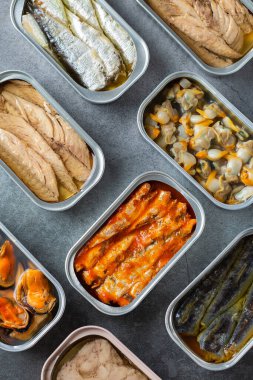 Farklı konserve balık konserveleri ve teneke kutulardaki deniz ürünleri konserve balık gecesi için hazır. Ekonomik kriz ve enflasyon sırasında ucuz ve kalitesiz yiyecekler