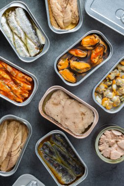 Farklı konserve balık konserveleri ve teneke kutulardaki deniz ürünleri konserve balık gecesi için hazır. Ekonomik kriz ve enflasyon sırasında ucuz ve kalitesiz yiyecekler