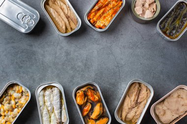 Farklı konserve balık konserveleri ve teneke kutulardaki deniz ürünleri konserve balık gecesi için hazır. Ekonomik kriz ve enflasyon sırasında ucuz ve kalitesiz yiyecekler