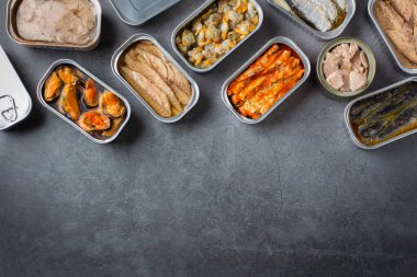 Farklı konserve balık konserveleri ve teneke kutulardaki deniz ürünleri konserve balık gecesi için hazır. Ekonomik kriz ve enflasyon sırasında ucuz ve kalitesiz yiyecekler