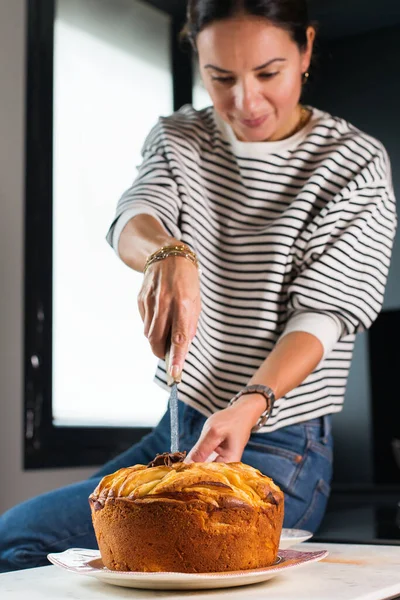 Young Beautiful Woman Cutting Homemade Apple Pie Modern Kitchen — Stok fotoğraf