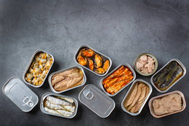 Farklı konserve balık konserveleri ve teneke kutulardaki deniz ürünleri konserve balık gecesi için hazır. Ekonomik kriz ve enflasyon sırasında ucuz ve kalitesiz yiyecekler