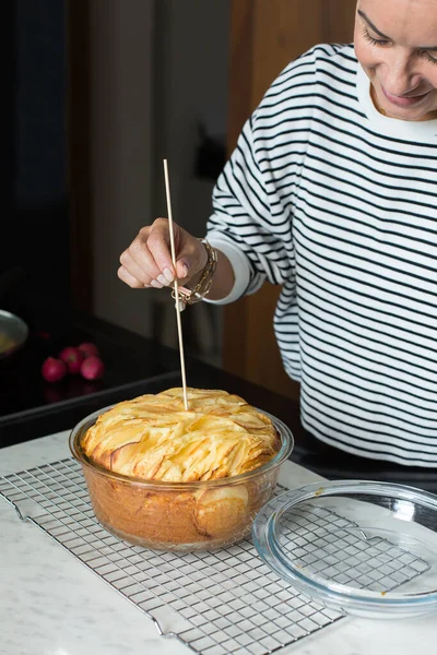 Genç Güzel Bir Kadın Modern Mutfakta Yapımı Elmalı Turta Pişiriyor — Stok fotoğraf
