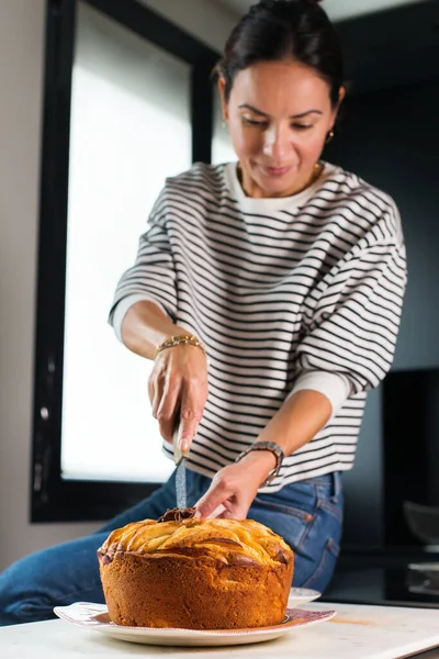 Young Beautiful Woman Cutting Homemade Apple Pie Modern Kitchen — Φωτογραφία Αρχείου