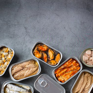 Farklı konserve balık konserveleri ve teneke kutulardaki deniz ürünleri konserve balık gecesi için hazır. Ekonomik kriz ve enflasyon sırasında ucuz ve kalitesiz yiyecekler