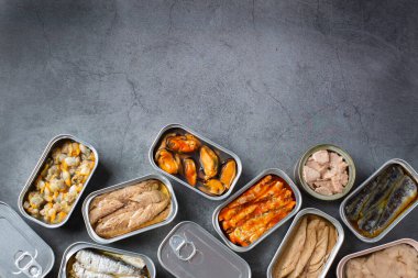 Farklı konserve balık konserveleri ve teneke kutulardaki deniz ürünleri konserve balık gecesi için hazır. Ekonomik kriz ve enflasyon sırasında ucuz ve kalitesiz yiyecekler