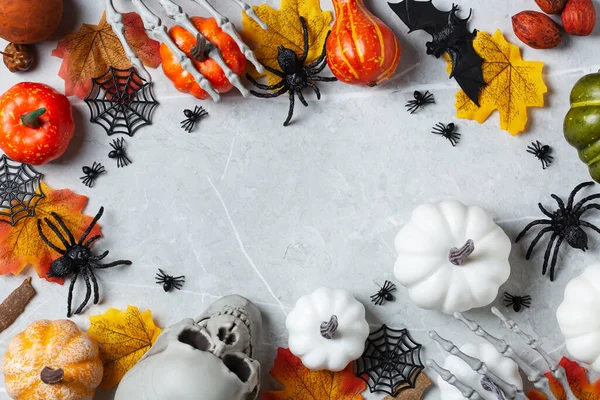 Joyeux Halloween Tour Traiter Carte Souhaits Avec Citrouille Crânes Mains Image En Vente