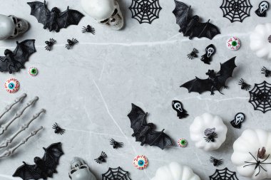 Cadılar Bayramı 'n kutlu olsun, balkabaklı, kafataslı, sıska elli ve örümcekli şaka mı şeker mi kartı. Düz konum oluştur, boşluğu kopyala