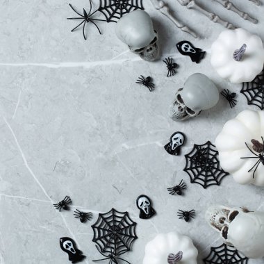 Cadılar Bayramı 'n kutlu olsun, balkabaklı, kafataslı, sıska elli ve örümcekli şaka mı şeker mi kartı. Düz konum oluştur, boşluğu kopyala